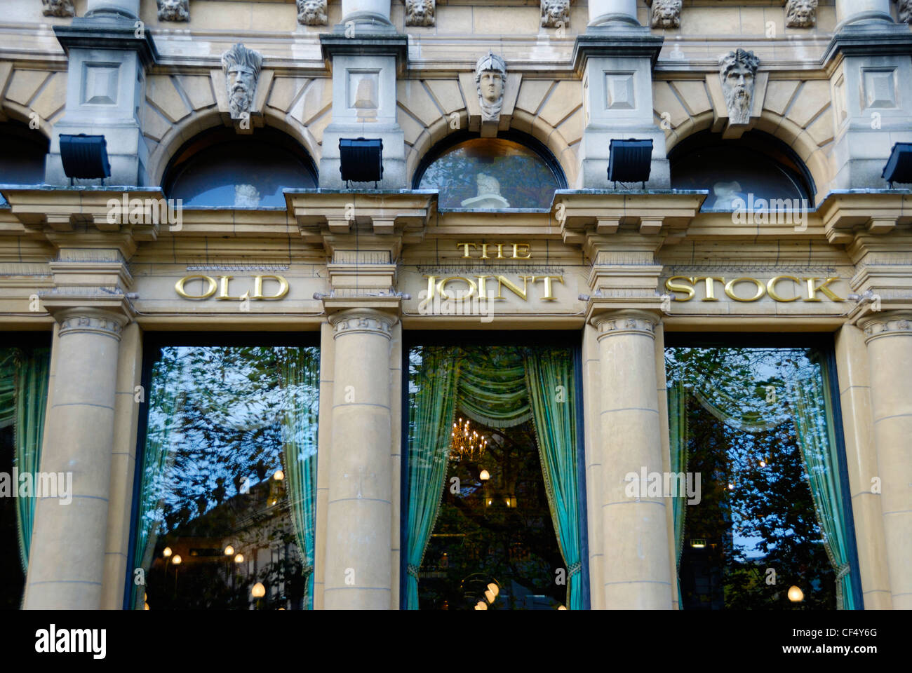 Das alte Aktiengesellschaft Pub & Theater, einer großen Kneipe in einem Gebäude des 19. Jahrhunderts, einmal einer Privatbank. Die 80 Sitz Theater Gastgeber Stockfoto