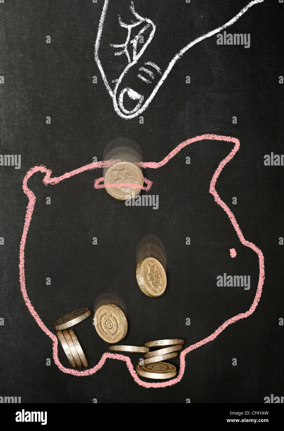 Kreide gezeichneten Hand fallen echte Pfund-Münzen in ein Sparschwein Kreide gezeichnet Stockfoto