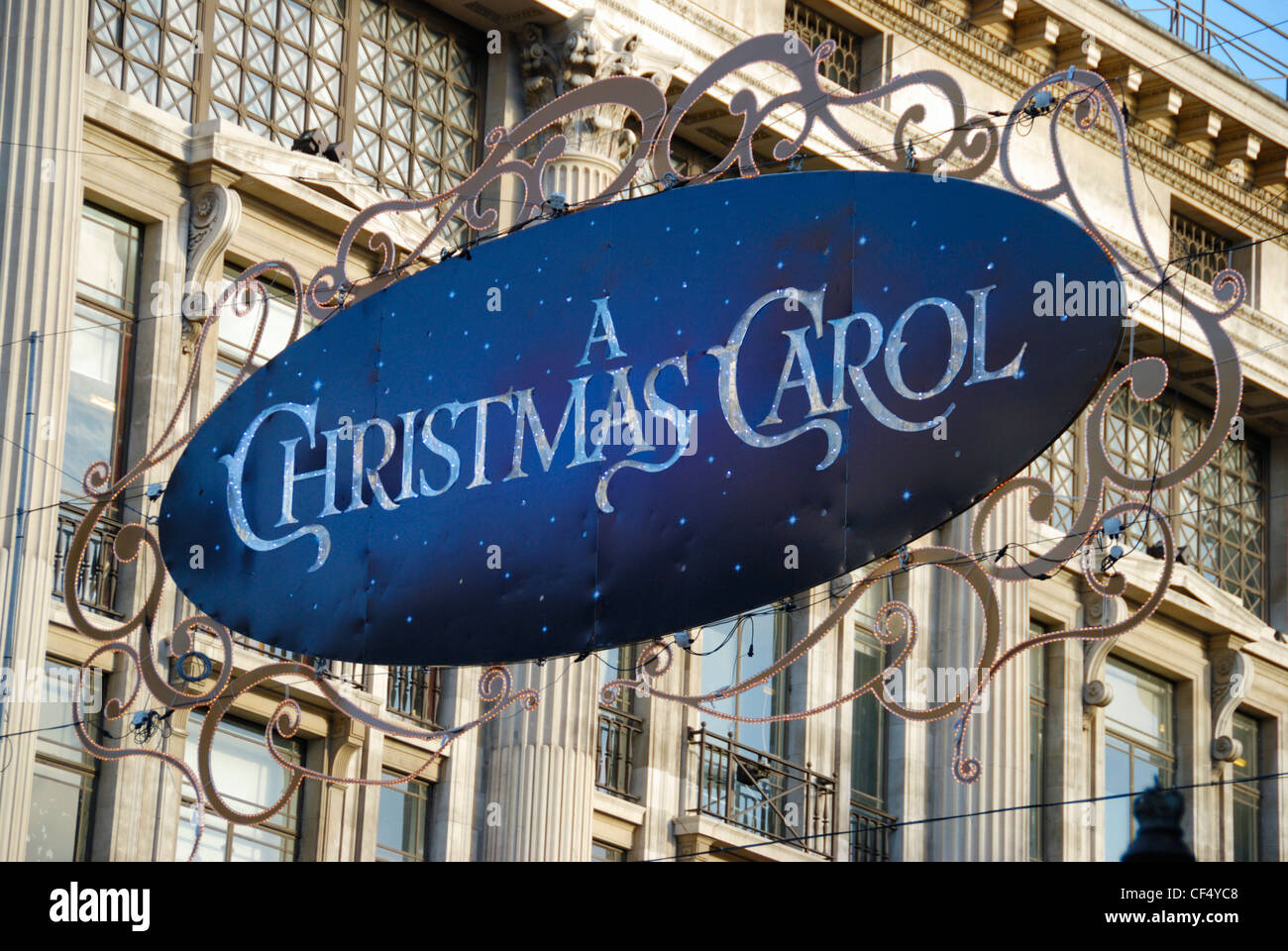 Die Worte "A Christmas Carol" auf einem riesigen Weihnachten Schild über Oxford Street aufgehängt. Stockfoto
