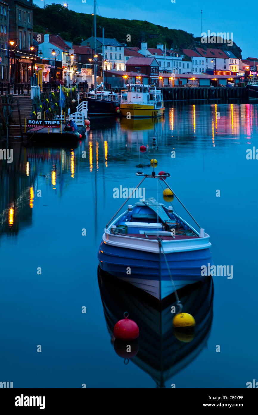 Sportboote vor Anker im Hafen von Whitby niedriger in der Abenddämmerung. Stockfoto