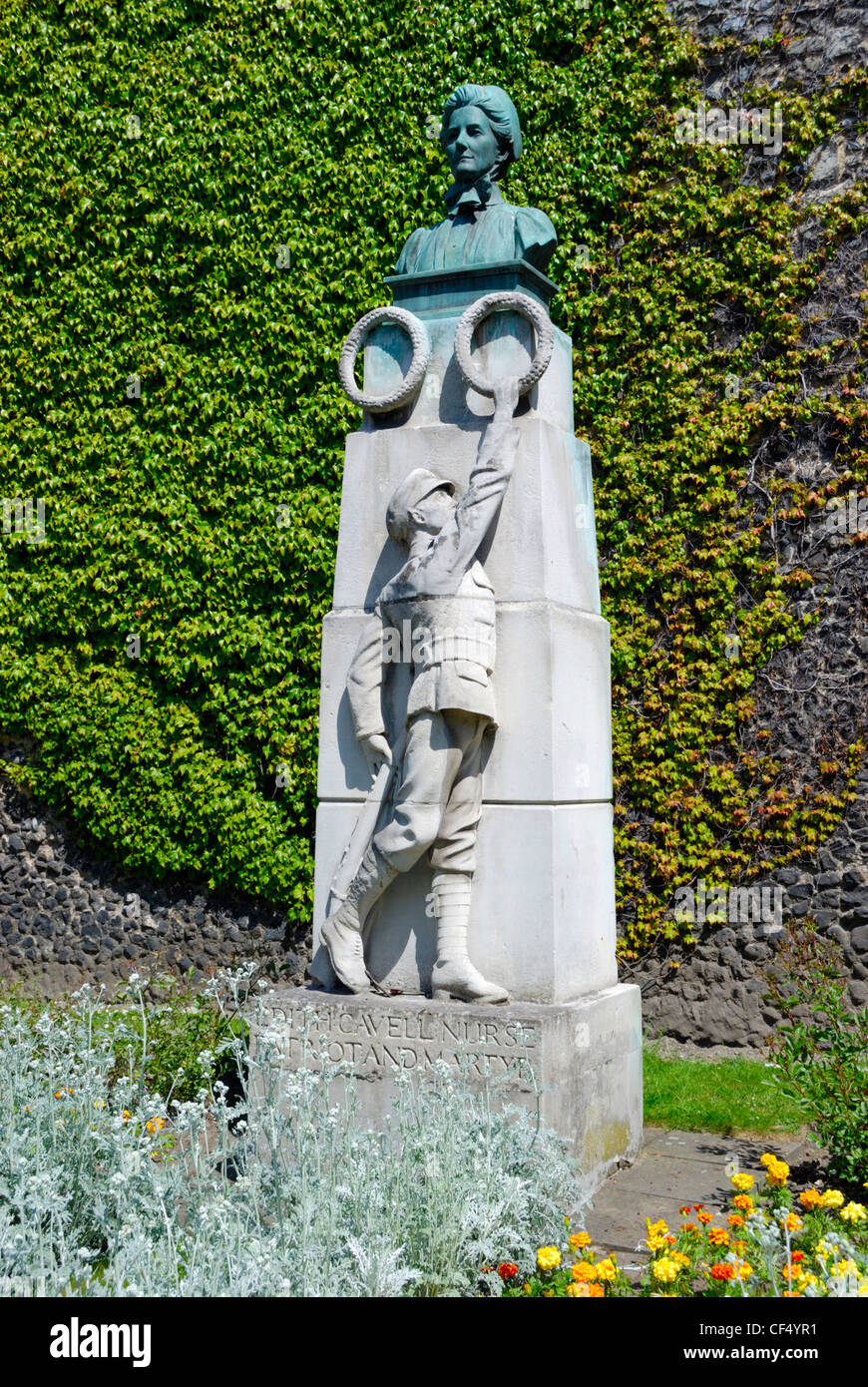 Edith Cavell Memorial vor Norwich Kathedrale. Edith Cavell war eine britische Krankenschwester und humanitäre Helfer Opfer von al Stockfoto