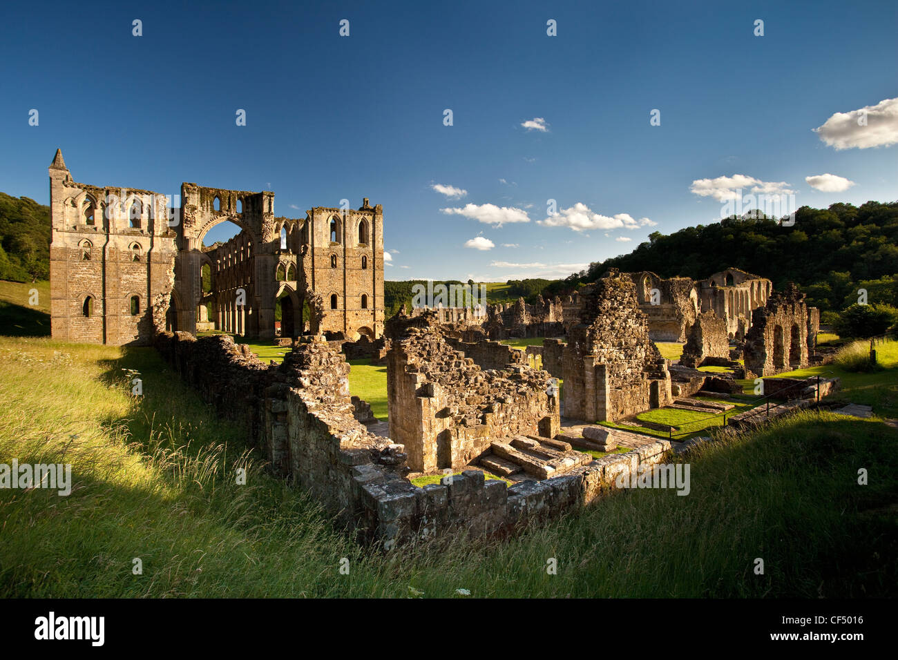 Die Ruinen von Rievaulx Abbey, eine ehemalige Zisterzienserabtei in 1132 gegründet und löste durch Henry VIII 1538. Stockfoto
