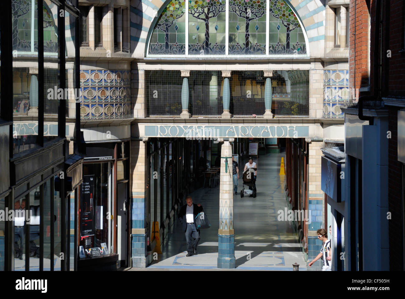 Der Eingang der Royal Arcade in Norwich, erbaut im Jahre 1899 auf dem Gelände des Hofes des Royal Hotels. Stockfoto