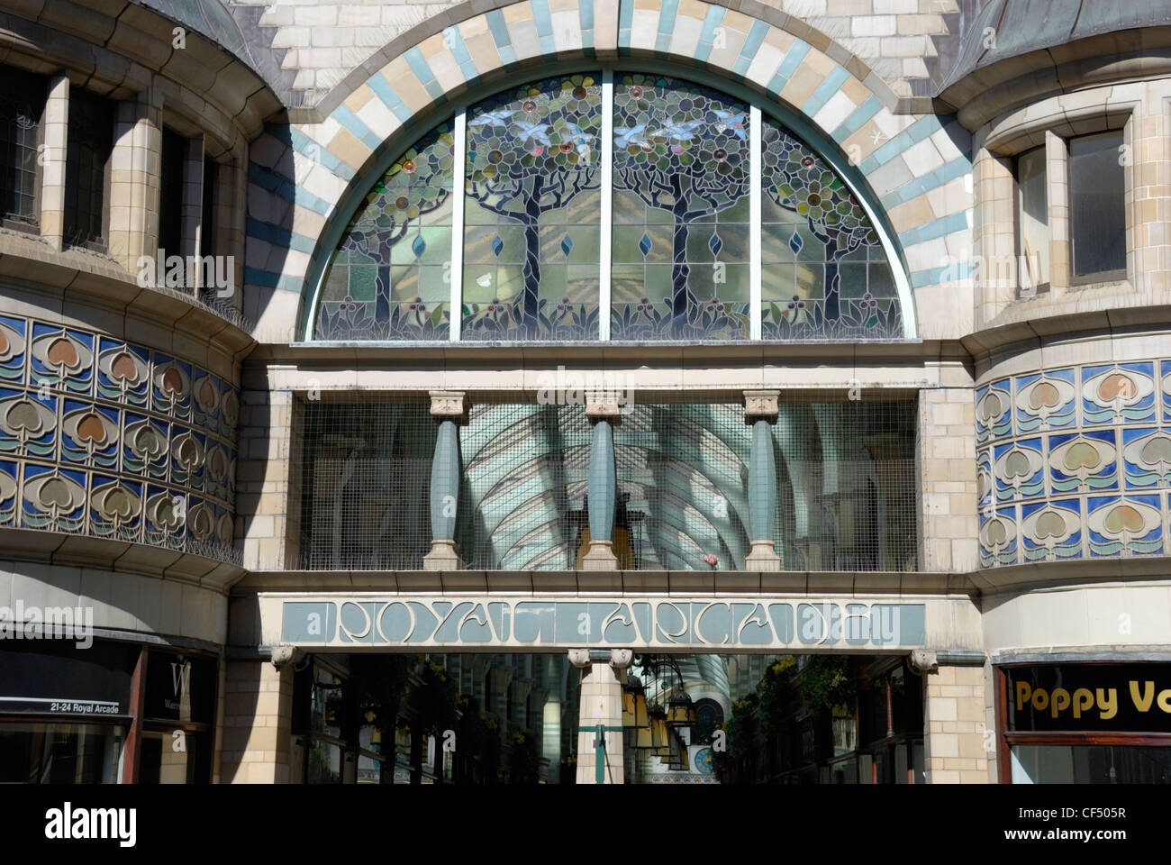 Der Eingang der Royal Arcade in Norwich, erbaut im Jahre 1899 auf dem Gelände des Hofes des Royal Hotels. Stockfoto