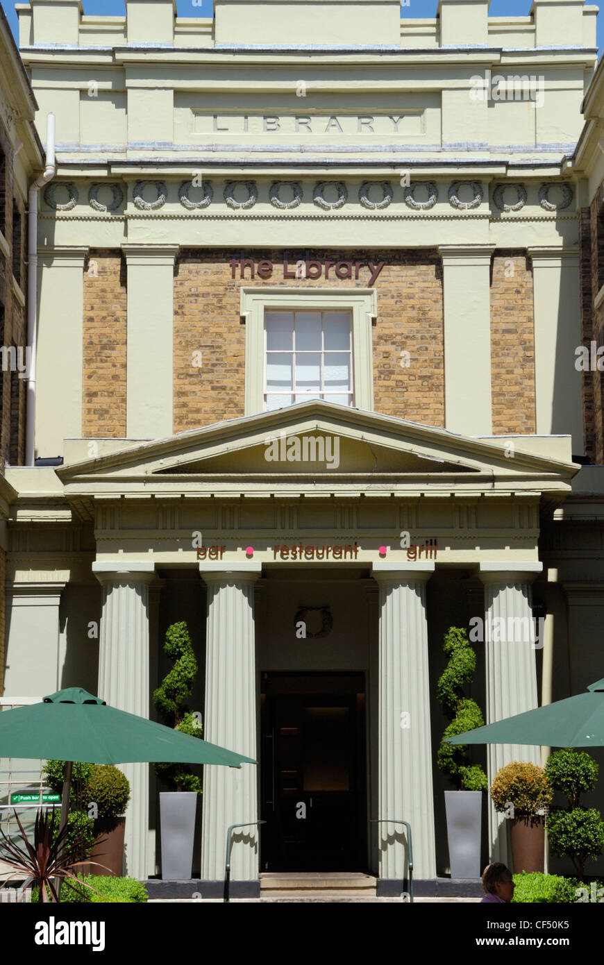 Das äußere des The Library Bar und Grill befindet sich in einem Grad II aufgeführten Bibliothek. Stockfoto