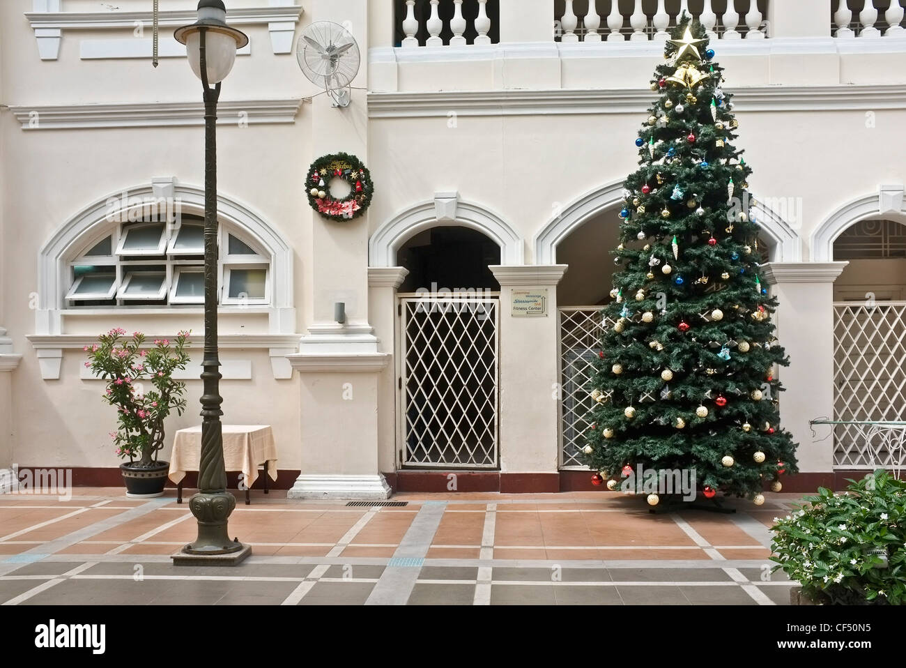 Innenhof mit Weihnachtsbaum, Hotel Continental, Ho-Chi-Minh-Stadt, Vietnam Stockfoto