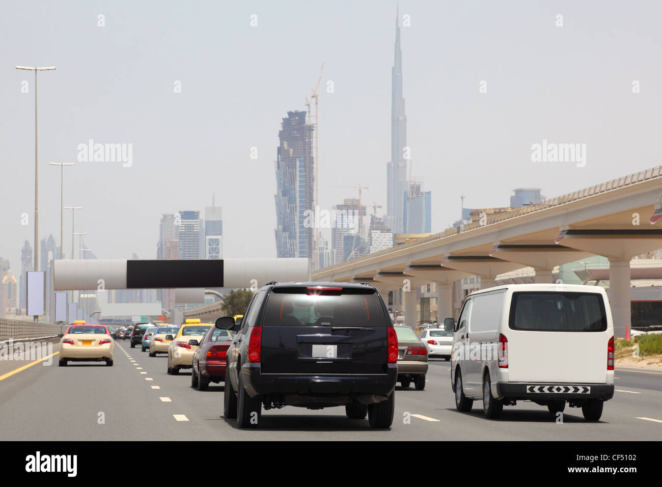 DUBAI - APRIL 18: Gesamtansicht auf Bundesstraße mit vielen Autos und Wolkenkratzer Burj Dubai, 18. April 2010 in Dubai, Vereinigte Arabische Emirate Stockfoto