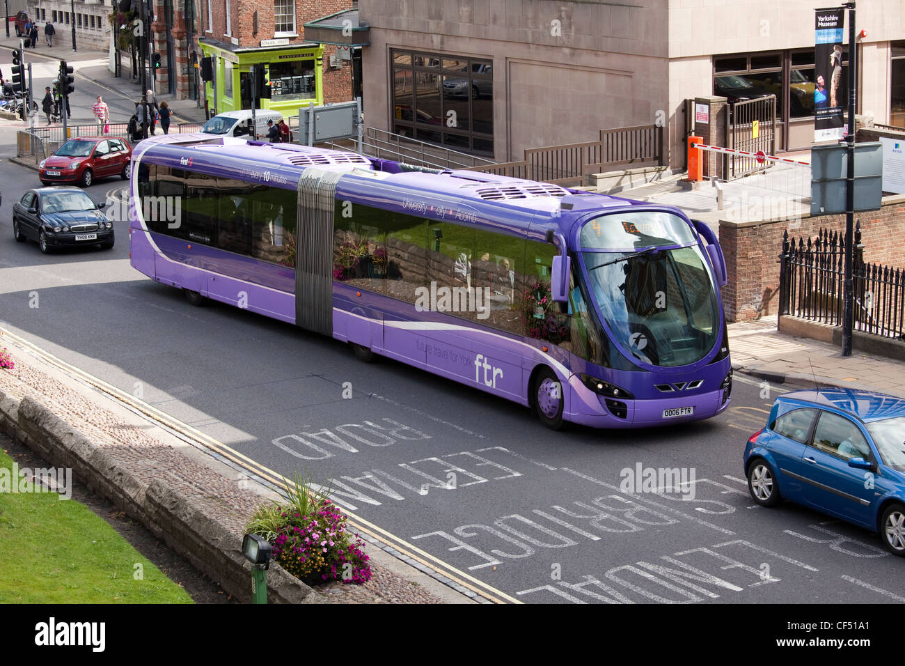 Ein FTR-Bus auf Route 4 im Zentrum von York. FTR ist kurz für "Zukunft" und ist ein Beispiel für schnelle Busverkehr, kombiniert ein taub Stockfoto