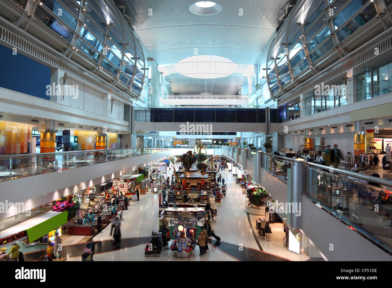 DUBAI am 19 APRIL großes modernes Einkaufszentrum Dubai International Airport 19. April 2010 Dubai VAE maximalen Durchsatz Flughafen 80 Stockfoto