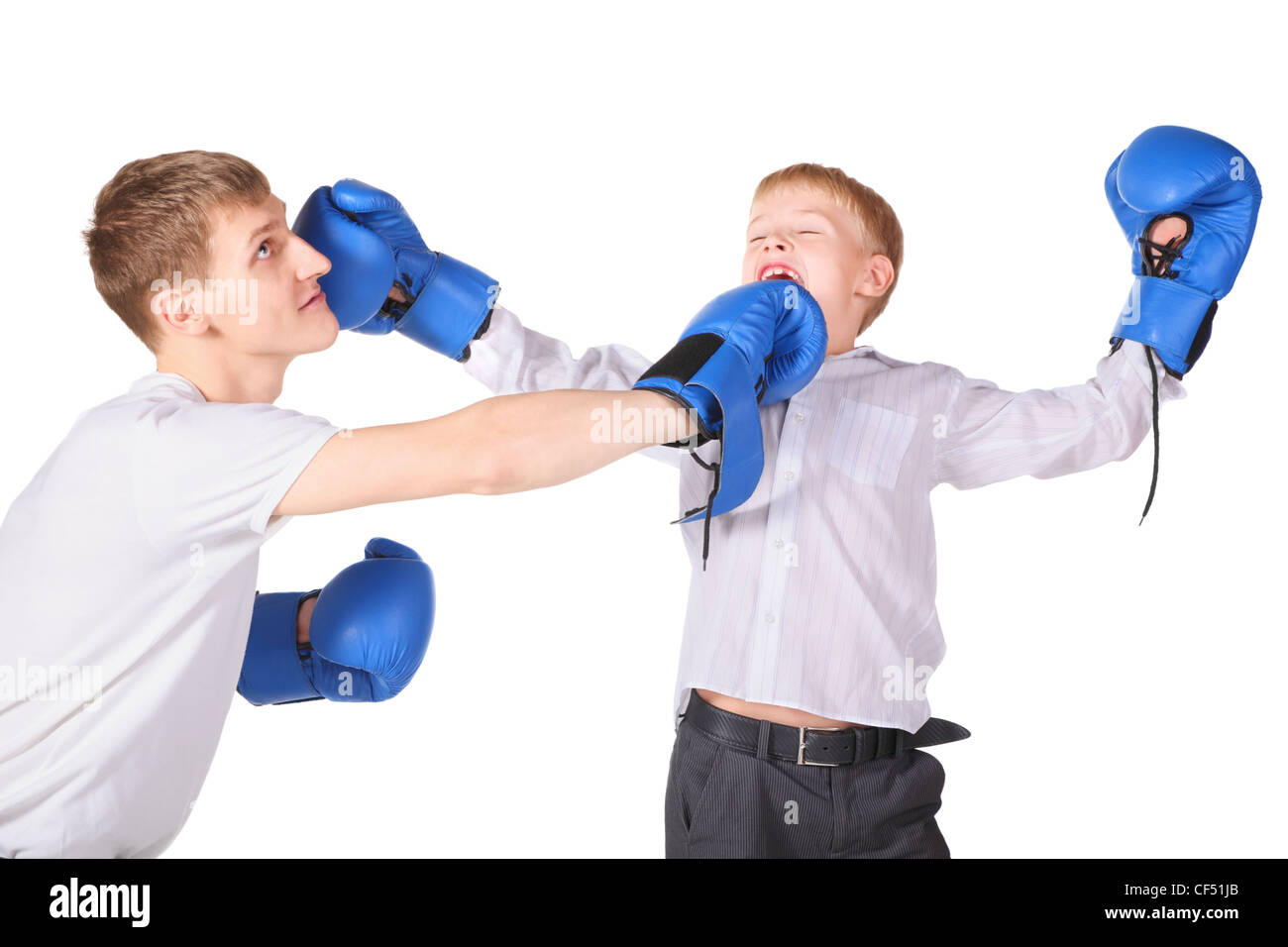 Vater und Sohn ist Boxen mit Boxhandschuhen. Vater ist ein Schlag ins Gesicht des jungen geben. Stockfoto