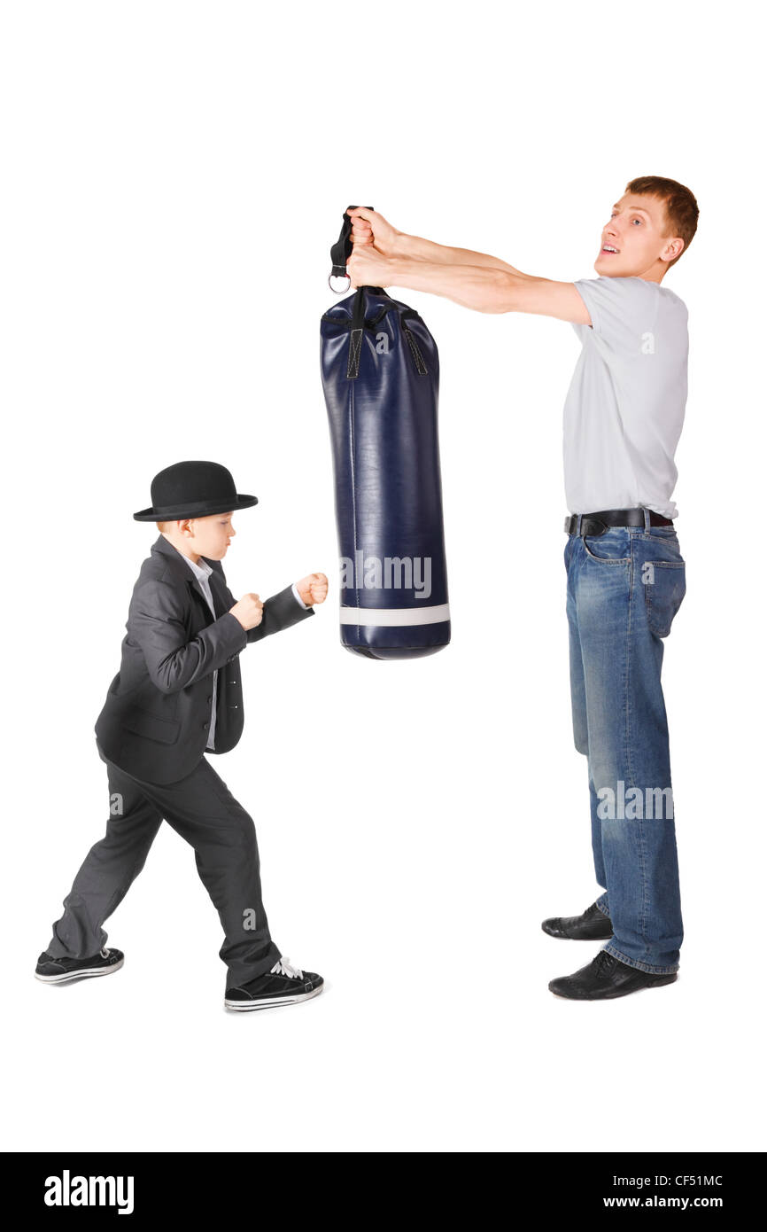 Vater und kleine Junge Gangster tragen Anzug. Vater hält Boxsack. Stockfoto