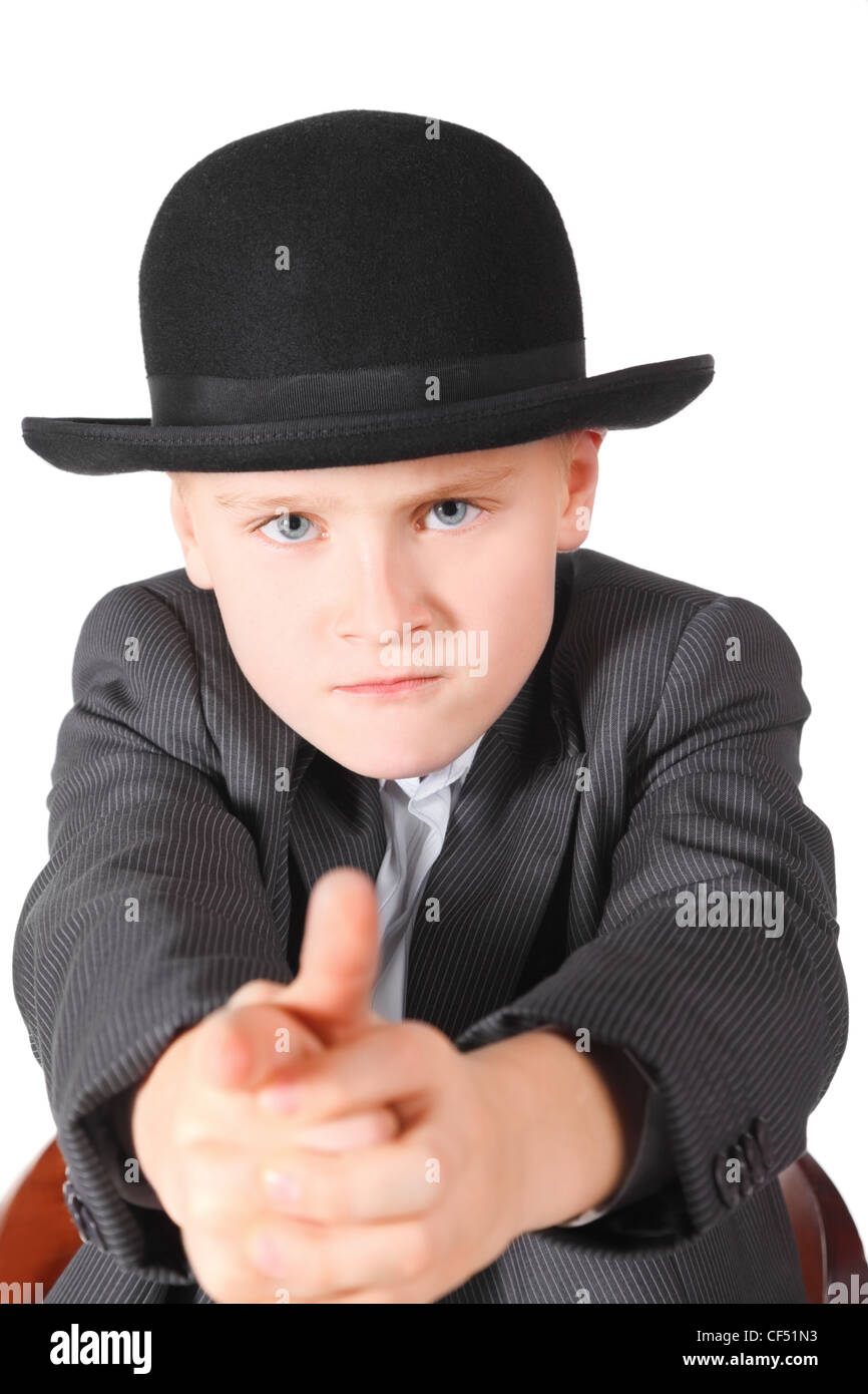 hübscher kleiner Junge trägt Anzug und Hut spielt Gangster. isoliert. Stockfoto