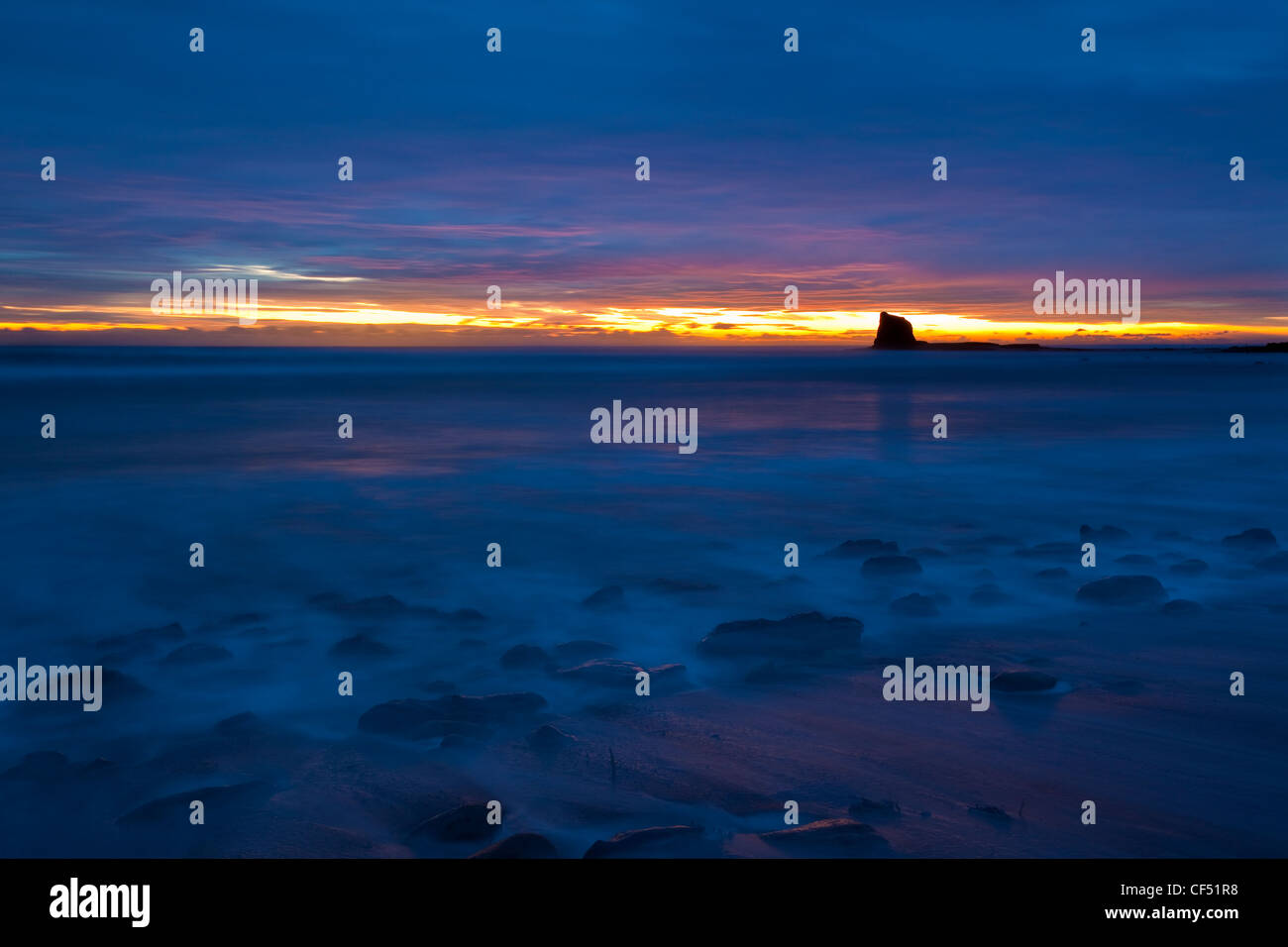 Morgendämmerung über Black Nab in gegen-Bucht in der Nähe von Whitby an der Nordküste Yorkshire. Stockfoto