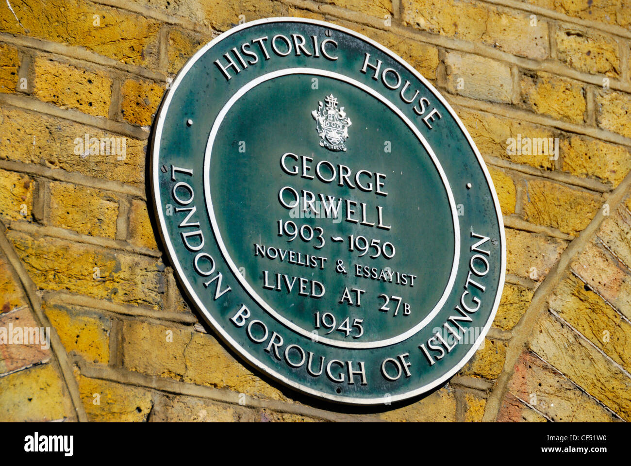 Historisches Haus grün Plakette markiert den Standort des ehemaligen Haus von George Orwell 27 b Canonbury Square. Stockfoto