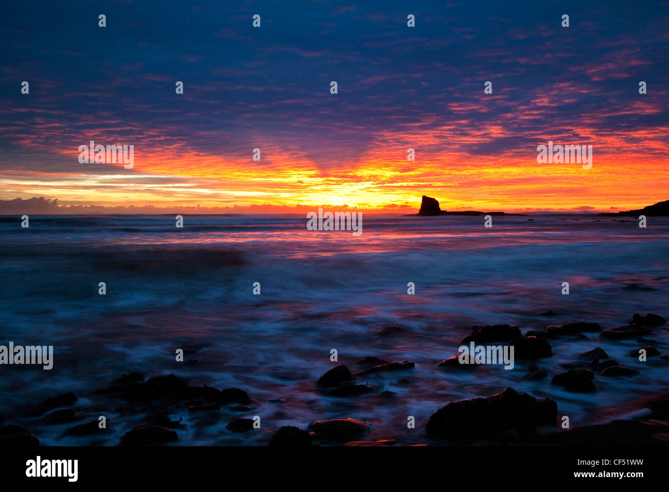 Dawn gegen Bay in der Nähe von Whitby, North Yorkshire Coast Stockfoto