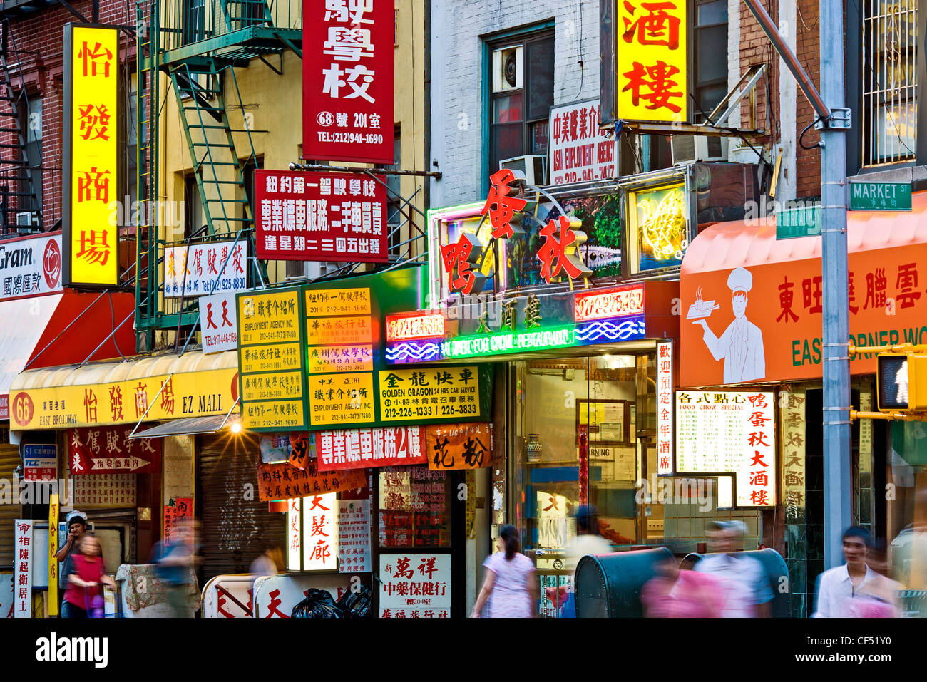 East Broadway in Chinatown in New York City zeigt bunte Zeichen für chinesische Unternehmen. Stockfoto