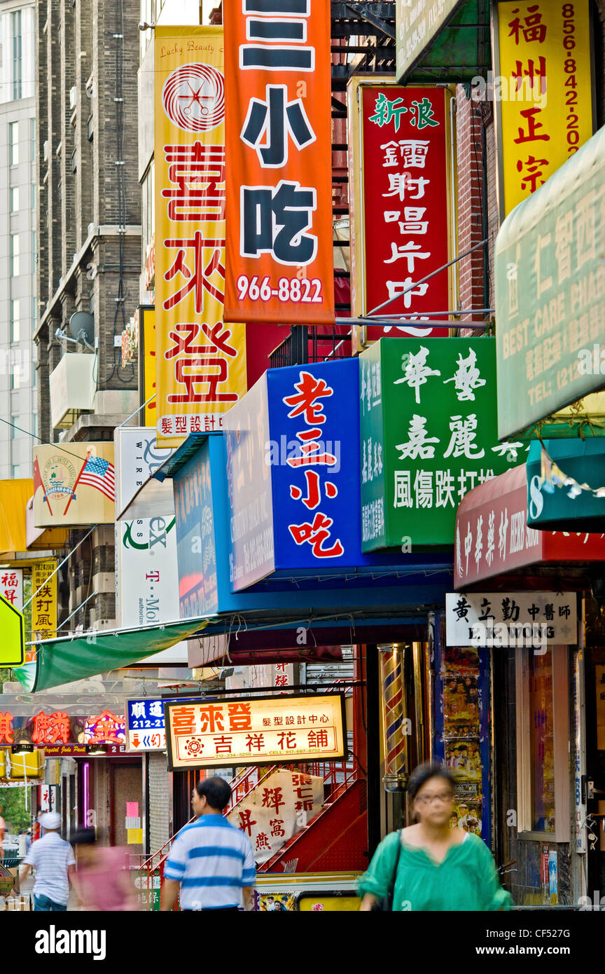 East Broadway in Chinatown in New York City zeigt bunte Zeichen für chinesische Unternehmen. Stockfoto