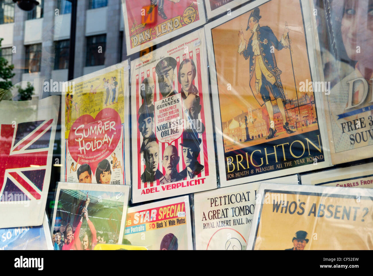 Alte Plakate in einem Schaufenster angezeigt. Stockfoto