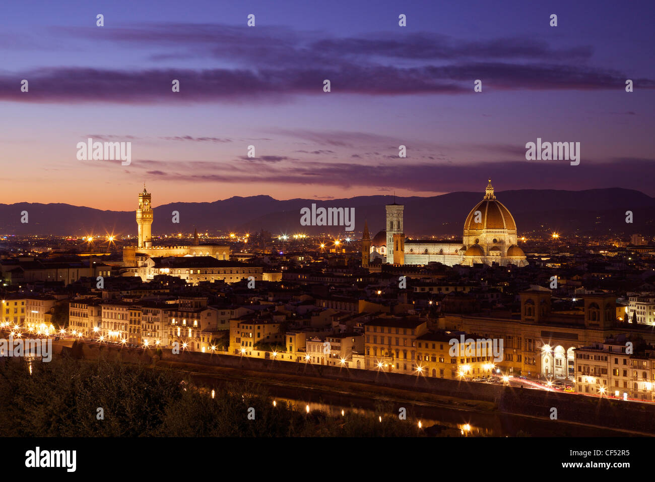 Blick auf den Palazzo Vecchio und Dom im Abendlicht vom Piazzale Michelangelo, Florenz, Toskana, Italien, Europa Stockfoto