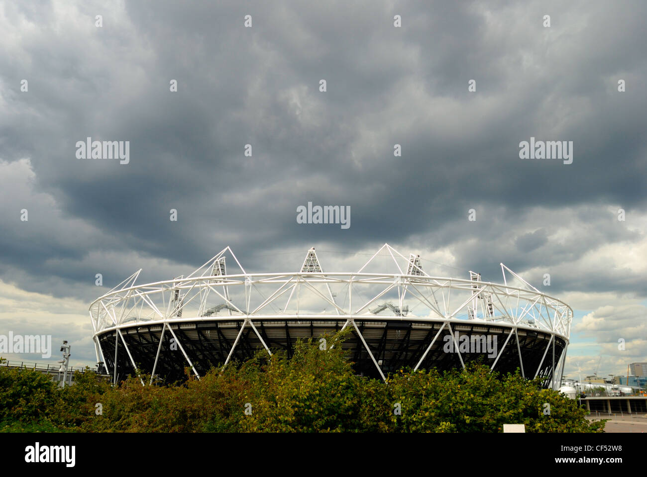 Dunkle Gewitterwolken über die 2012 Olympischen Stadion. Stockfoto