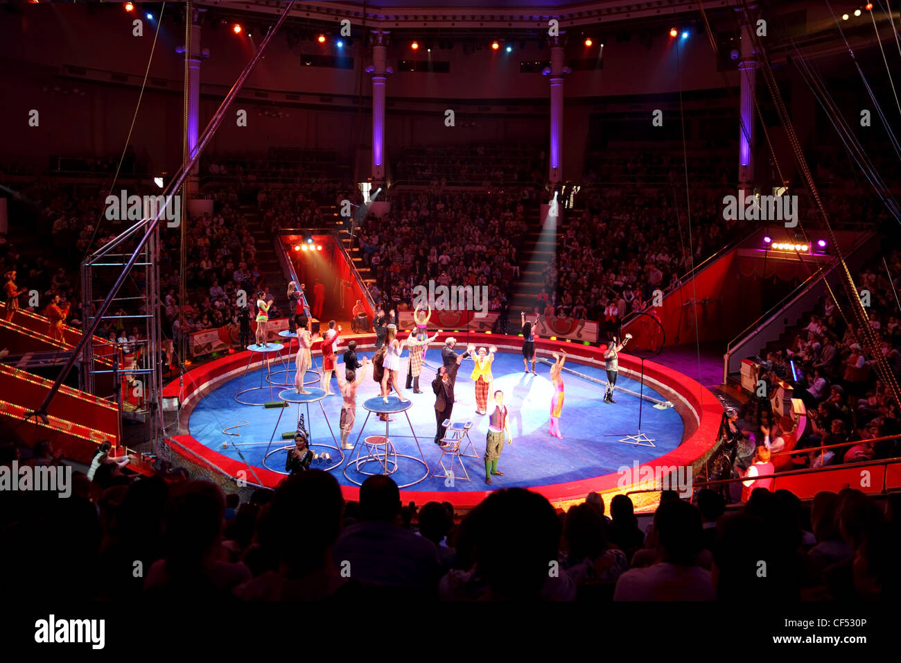 Moskau - 5. Juni - blau-Arena in Moskau Nikulin Circus Leistung Akteure zusammen, 5. Juni 2010 in Moskau, Russland Stockfoto