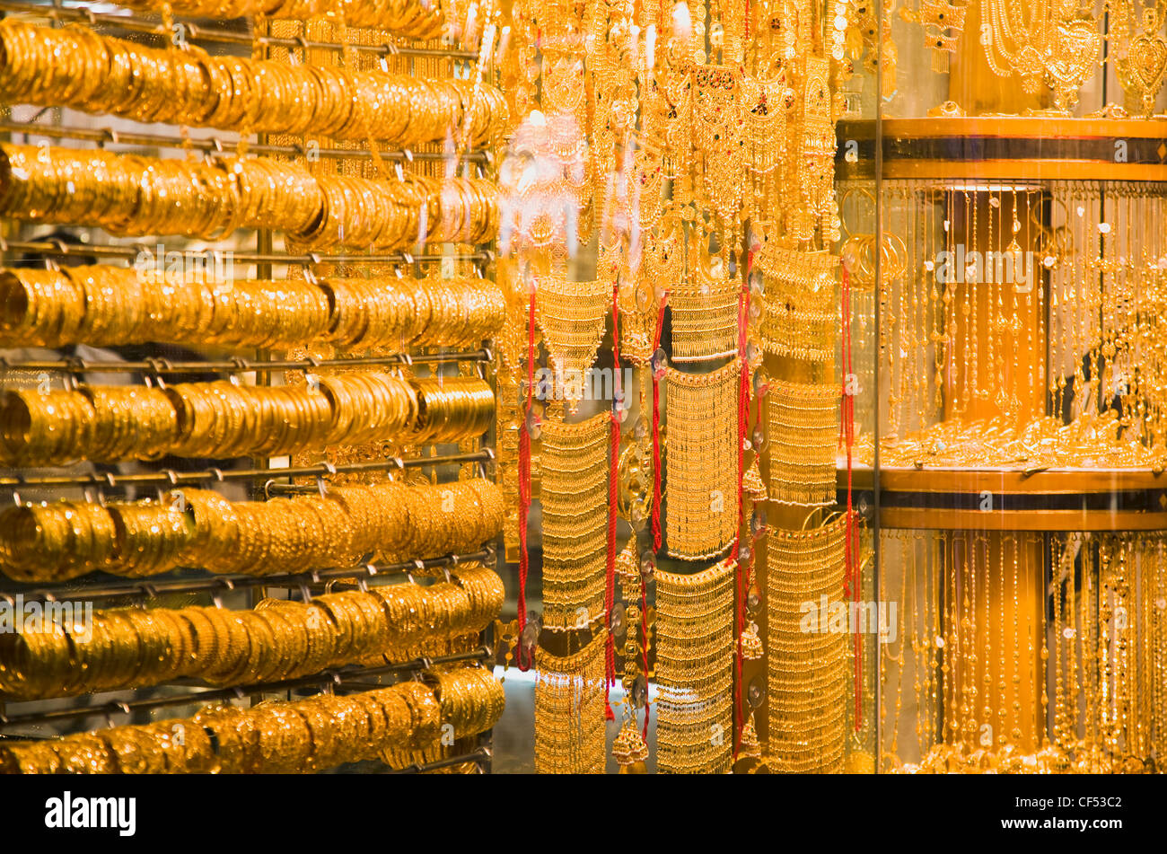 Golfstaat, Vereinigte Arabische Emirate, Dubai, Gold Schmuck im Schaufenster in Deira Gold Souk Markt anzeigen. Stockfoto