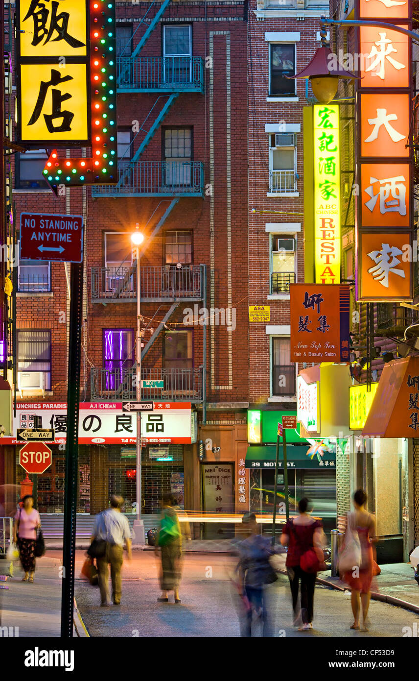 Pell Street in Chinatown, New York City zeigt bunte Zeichen für chinesische Restaurants. Stockfoto