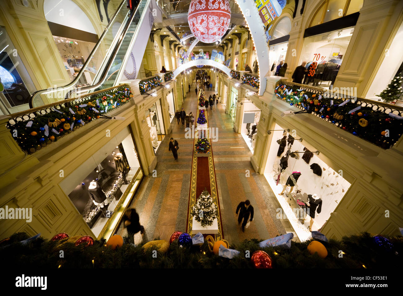 Moskau Russland 5 Dezember Silvester GUM GUM modernes Einkaufszentrum große Innenboden Räume Rolltreppen riesige Auswahl waren Stockfoto
