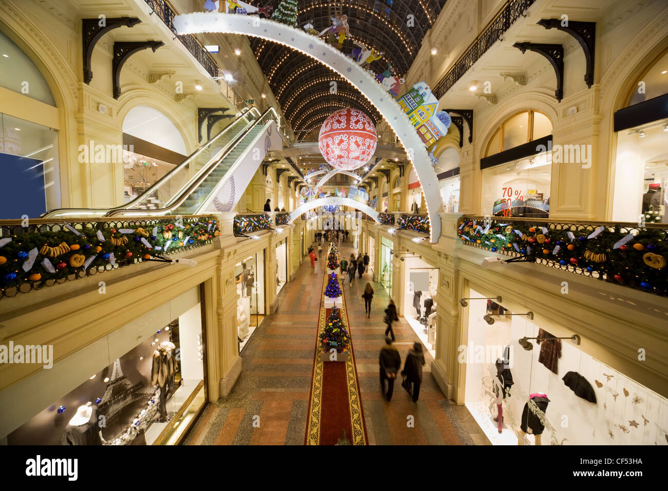 modernes Einkaufszentrum innen große Etage Rolltreppen riesige Auswahl waren alle Räume nachts schmeckt Kaugummi-Moskau-Russland Stockfoto