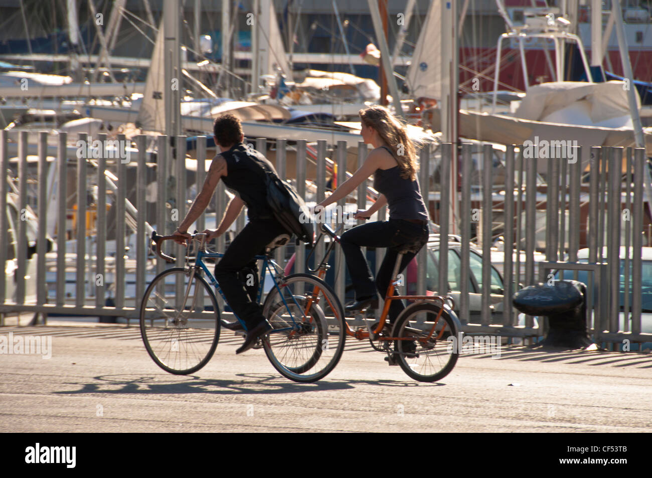 Paar Radfahren in Barcelona. Katalonien. Spanien. Europa Stockfoto