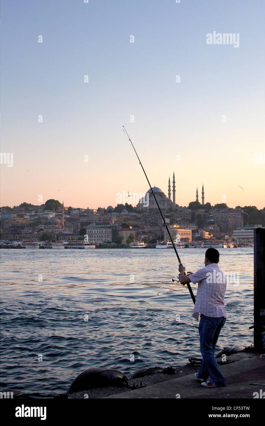 Angler am Istanbuler Galata-Brücke Stockfoto