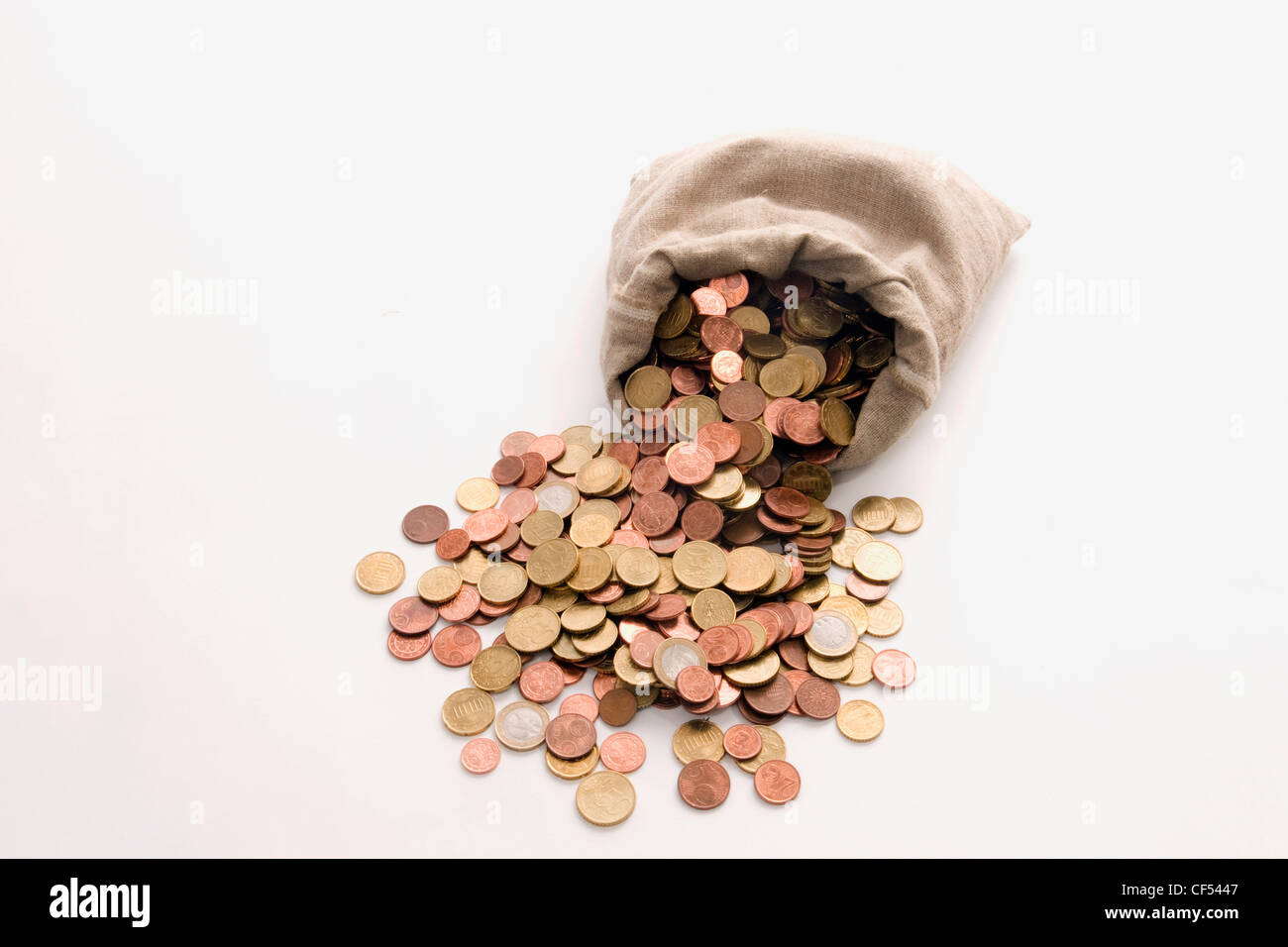 Geldtasche mit verschüttetem Euromünzen auf weißem Hintergrund Stockfoto