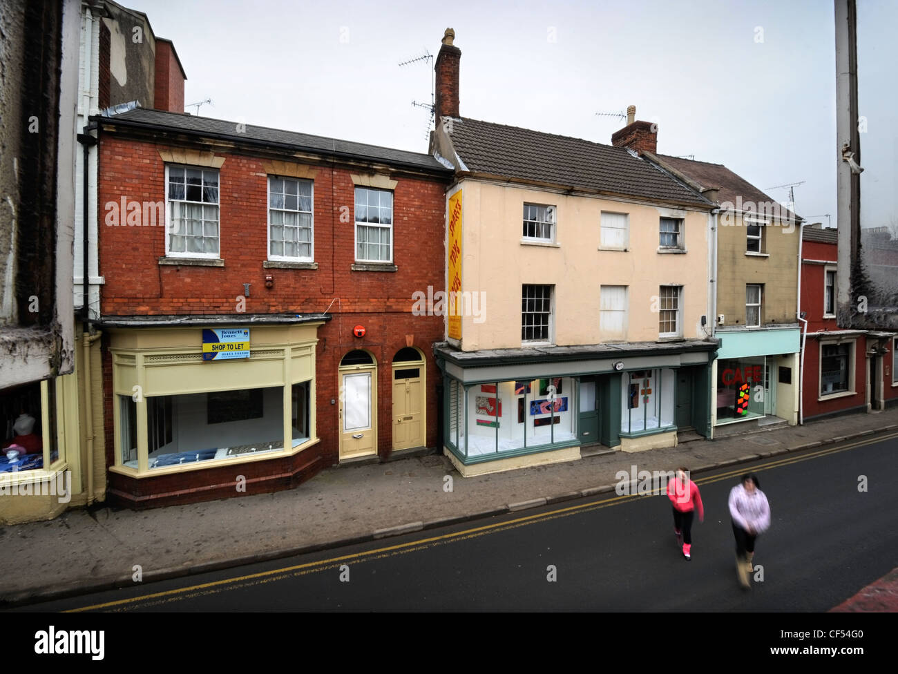 Blick auf unbesetzten Geschäfte in Zwischennutzung als Kunstgalerien in Dursley, Gloucestershire, UK Stockfoto
