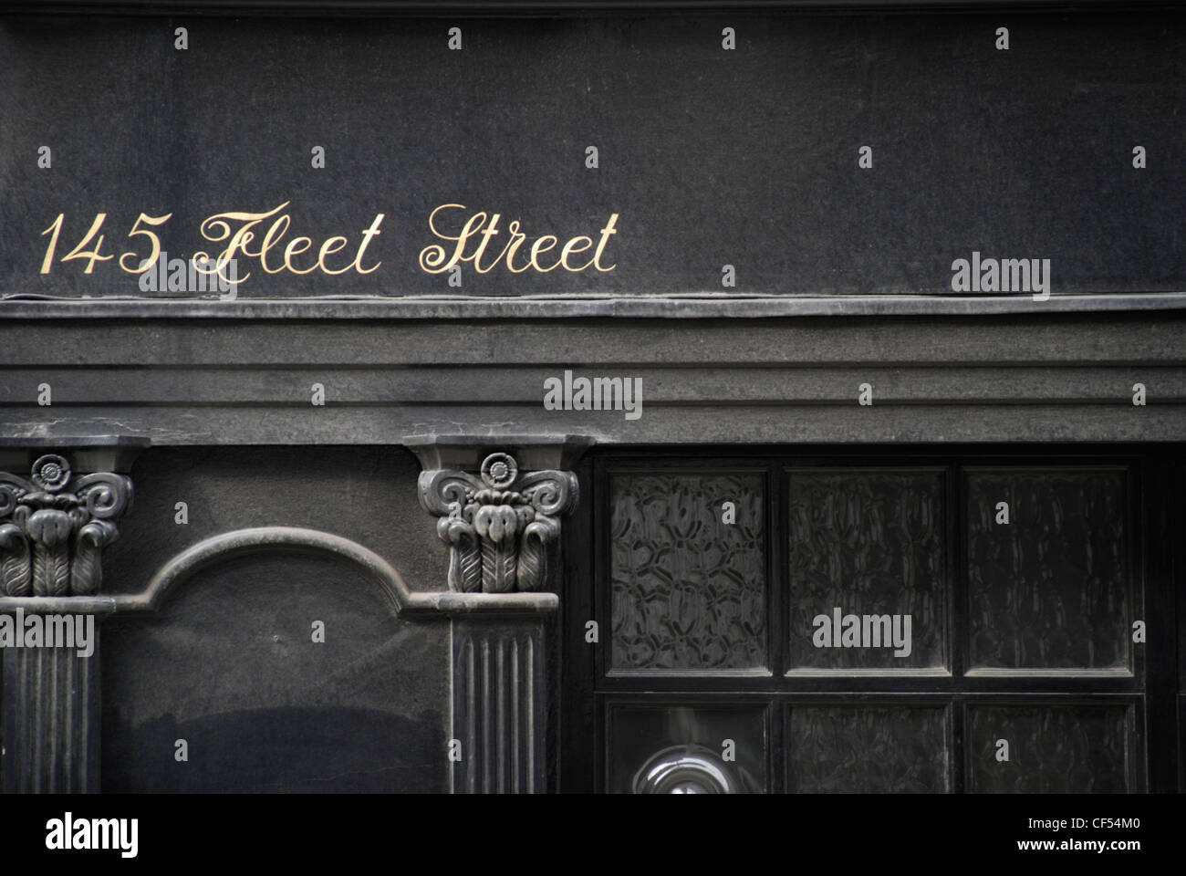 Außenansicht des Ye Olde Cheshire Cheese Pub in der Fleet Street. Stockfoto