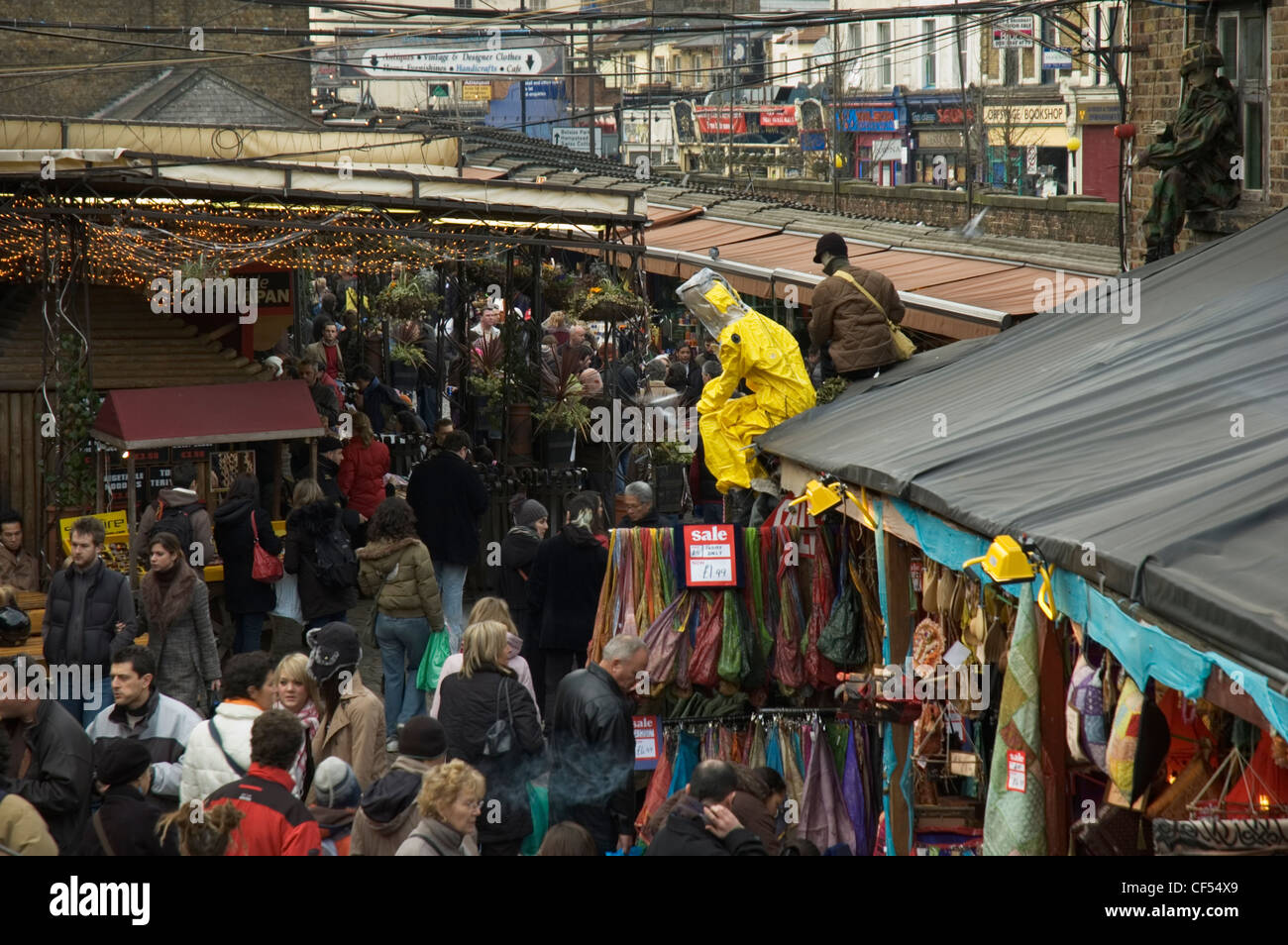 Mit Blick auf Massen an Stables Market in der Chalk Farm Road. Stockfoto