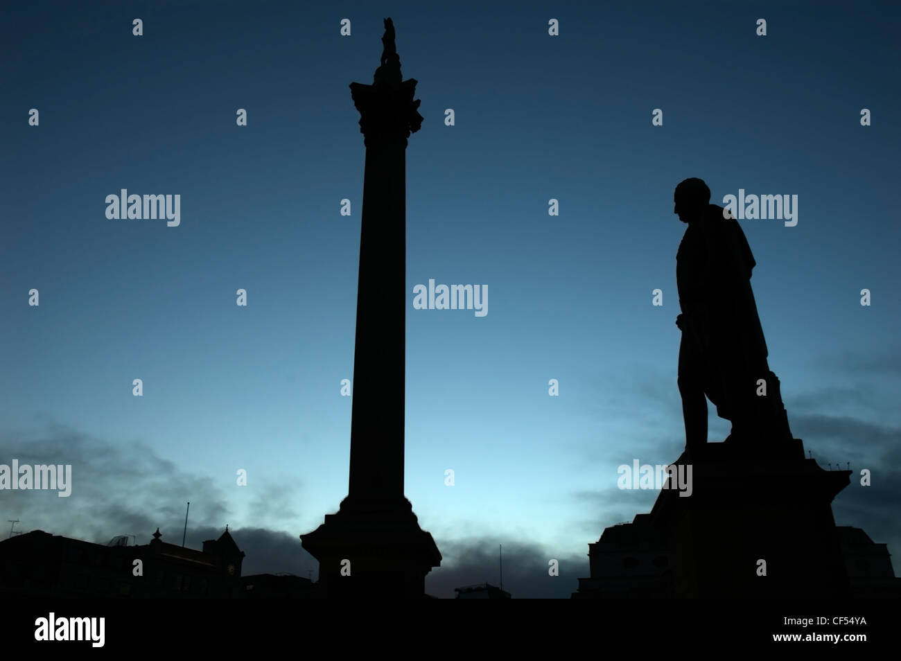 Statue von Henry Havelock und Nelsons Säule in der Silhouette. Stockfoto