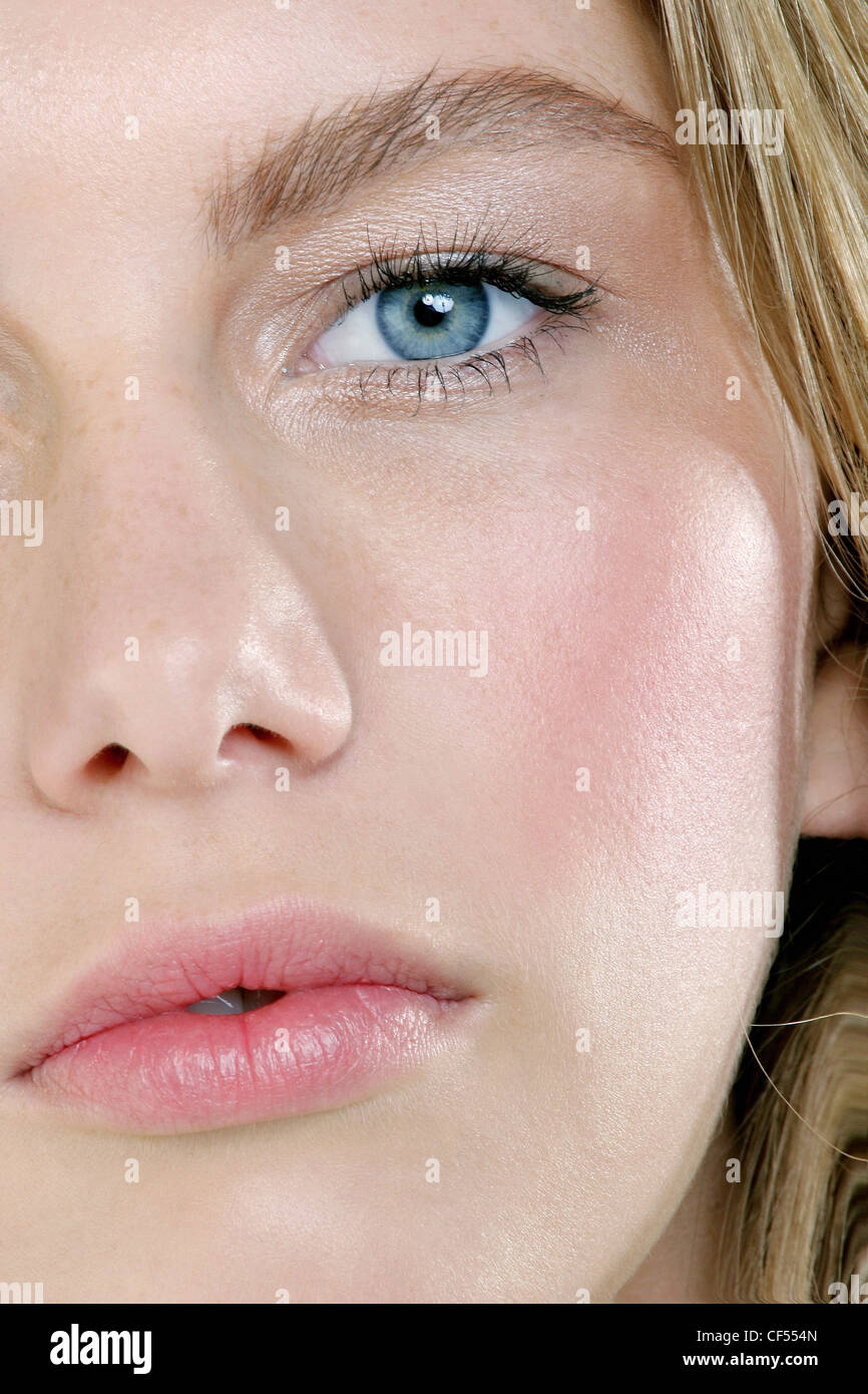 Weiblich, dunkel blonde Haare, blaue Augen, natürlich aussehende Make-up  Stockfotografie - Alamy