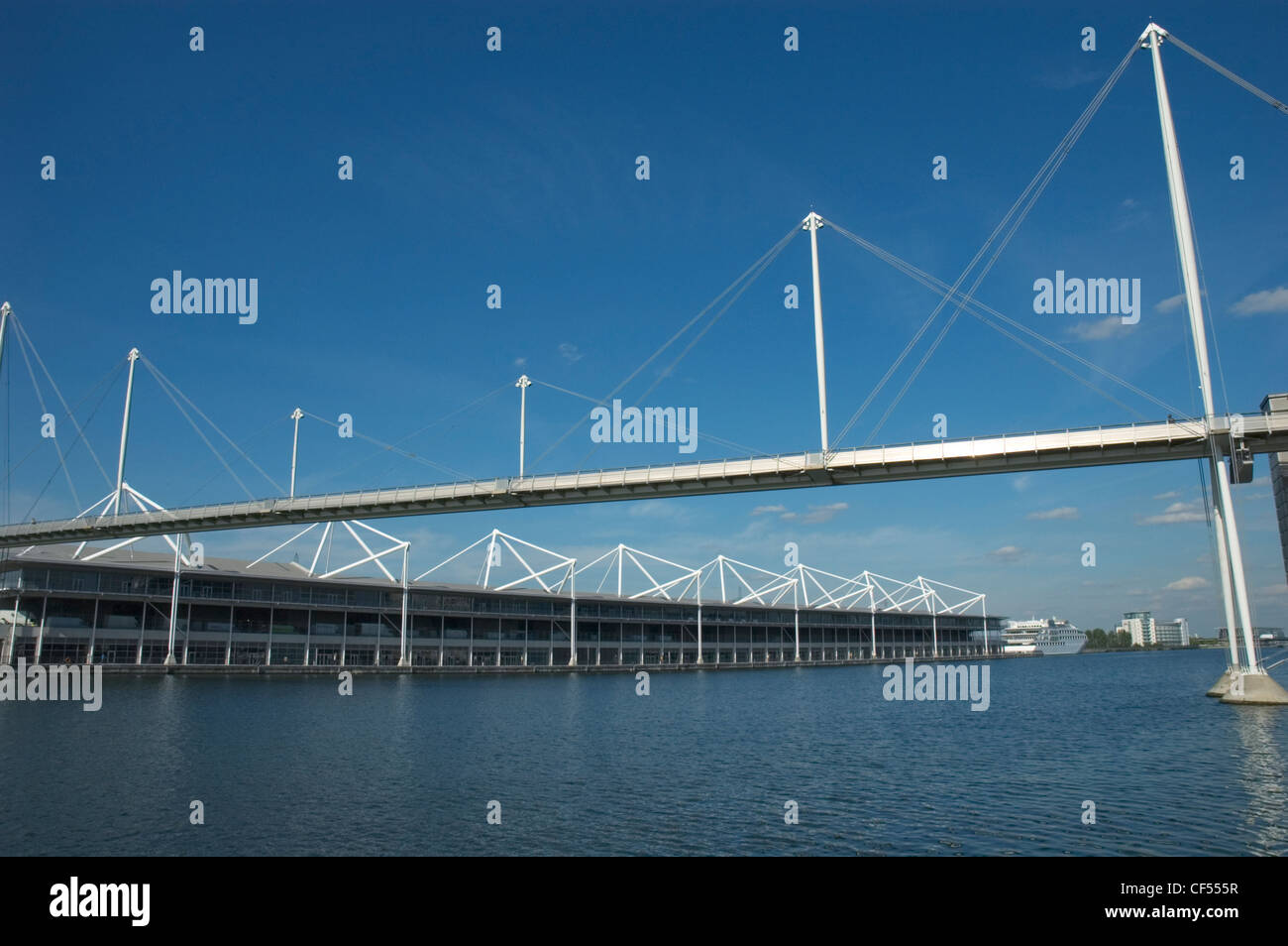 Das Excel Exhibition Centre und benachbarten Steg am Royal Victoria Dock. Stockfoto