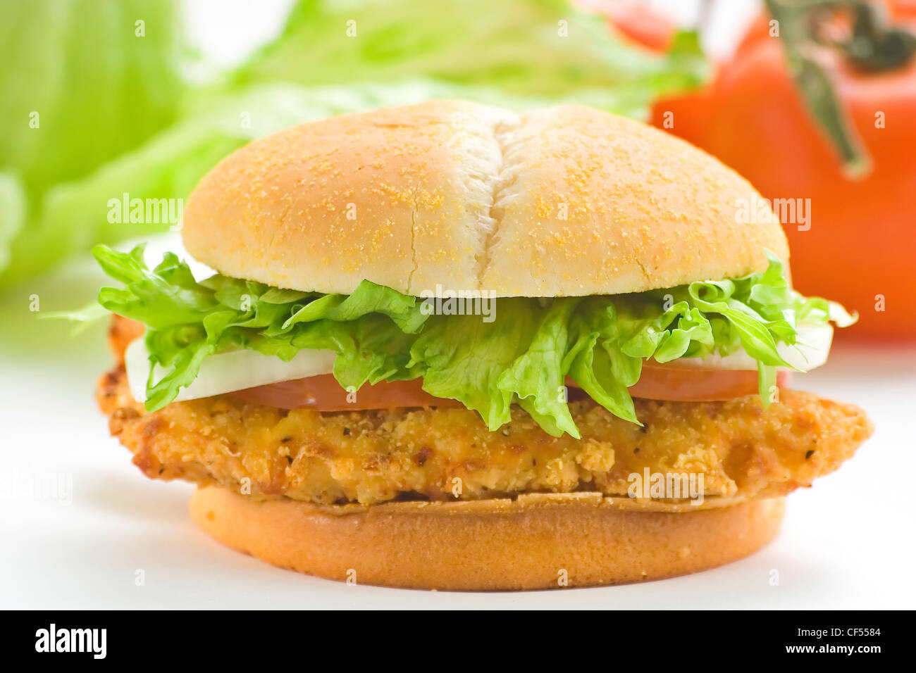 frische Hähnchen-Burger mit Tomaten-Zwiebel-Käse-Salat Stockfoto