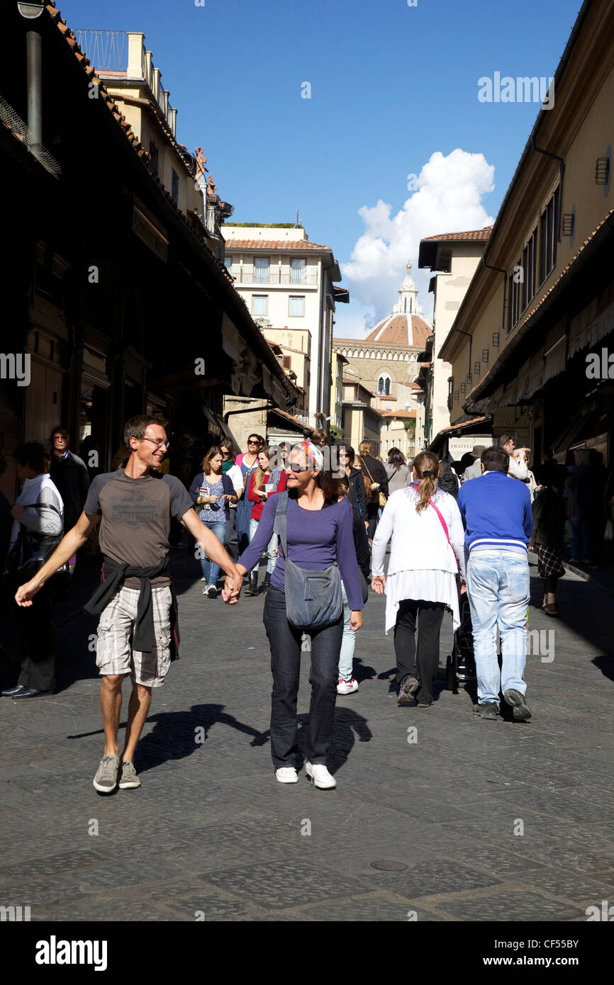 Besucher und Touristen über die Ponte Vecchio, Florenz, Toskana, Italien, Europa Stockfoto