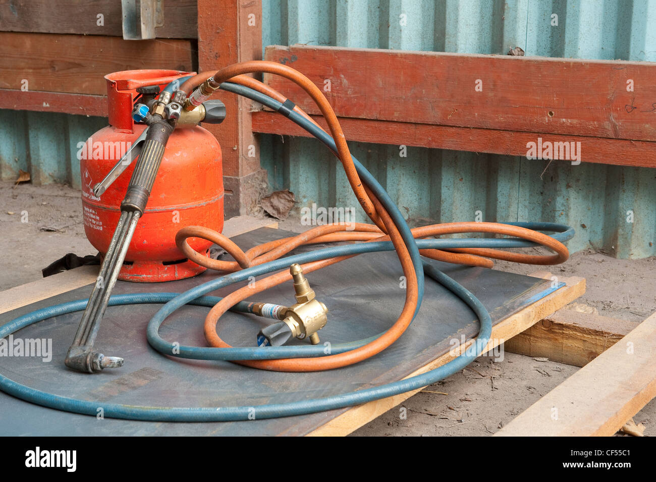 Schweißbrenner von Propangas in einem roten Calor LPG Zylinder angetrieben wird. Stockfoto