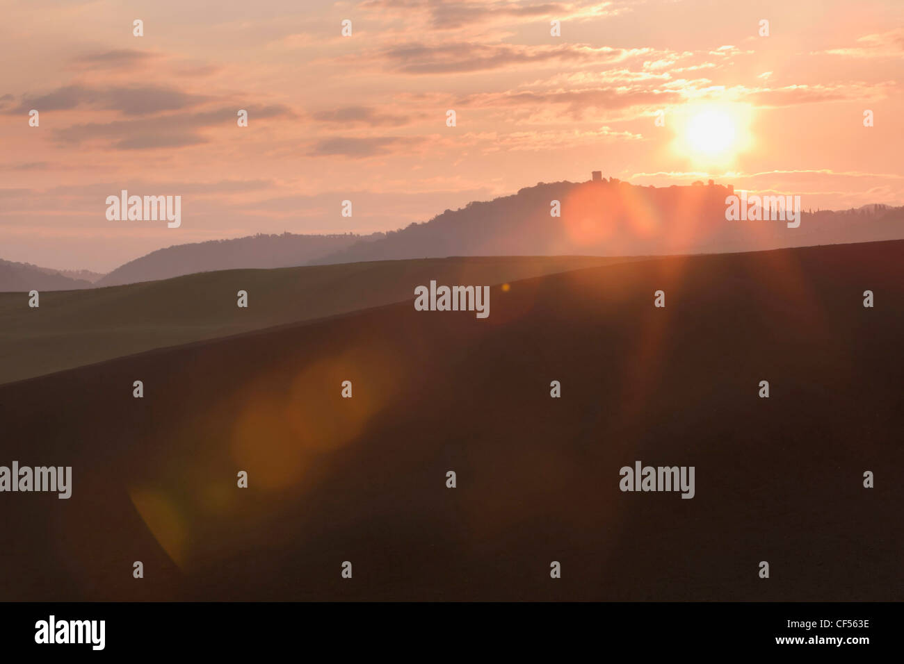 Italien, Toskana, Blick auf Landschaft bei Sonnenuntergang Stockfoto