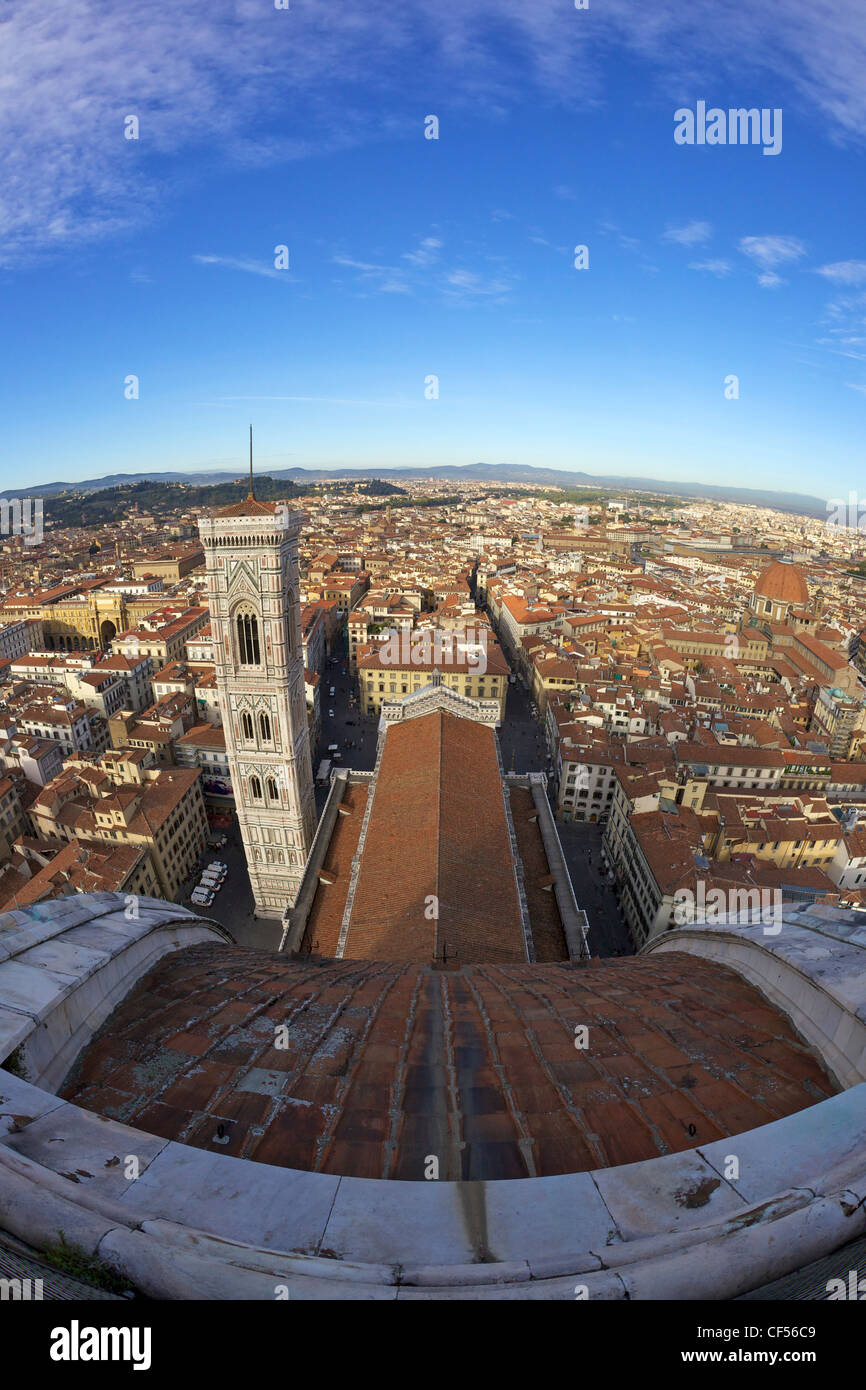 Blick von der Spitze der Kuppel von Brunelleschi zum Campanile di Giotto Glockenturm Duomo, Florenz, Toskana, Italien, Europa Stockfoto
