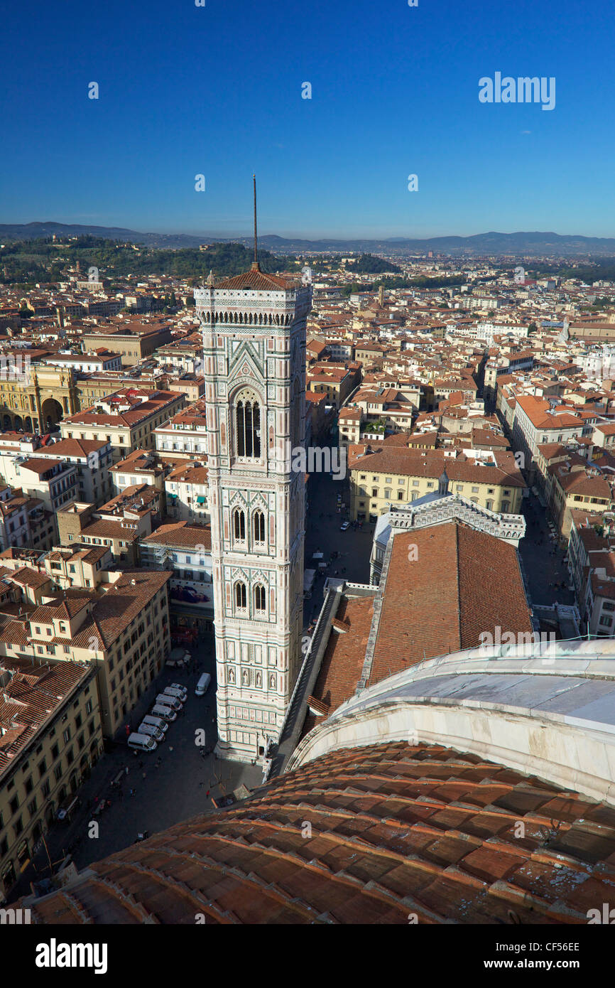 Blick von der Spitze der Kuppel von Brunelleschi zum Campanile di Giotto Glockenturm Duomo, Florenz, Toskana, Italien, Europa Stockfoto