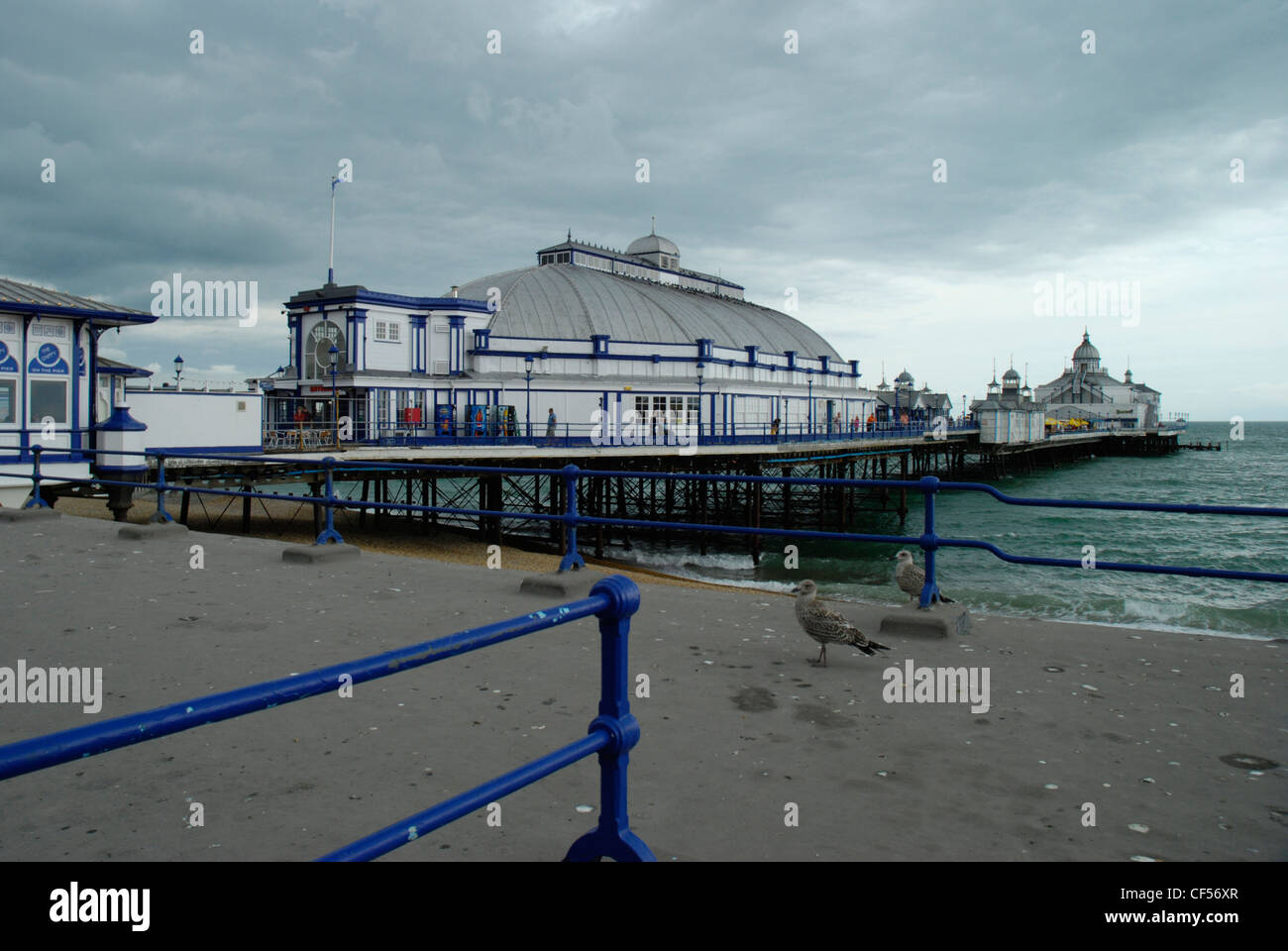Auf der Suche nach Eastbourne Pier in typisch britischen Wetter. Stockfoto