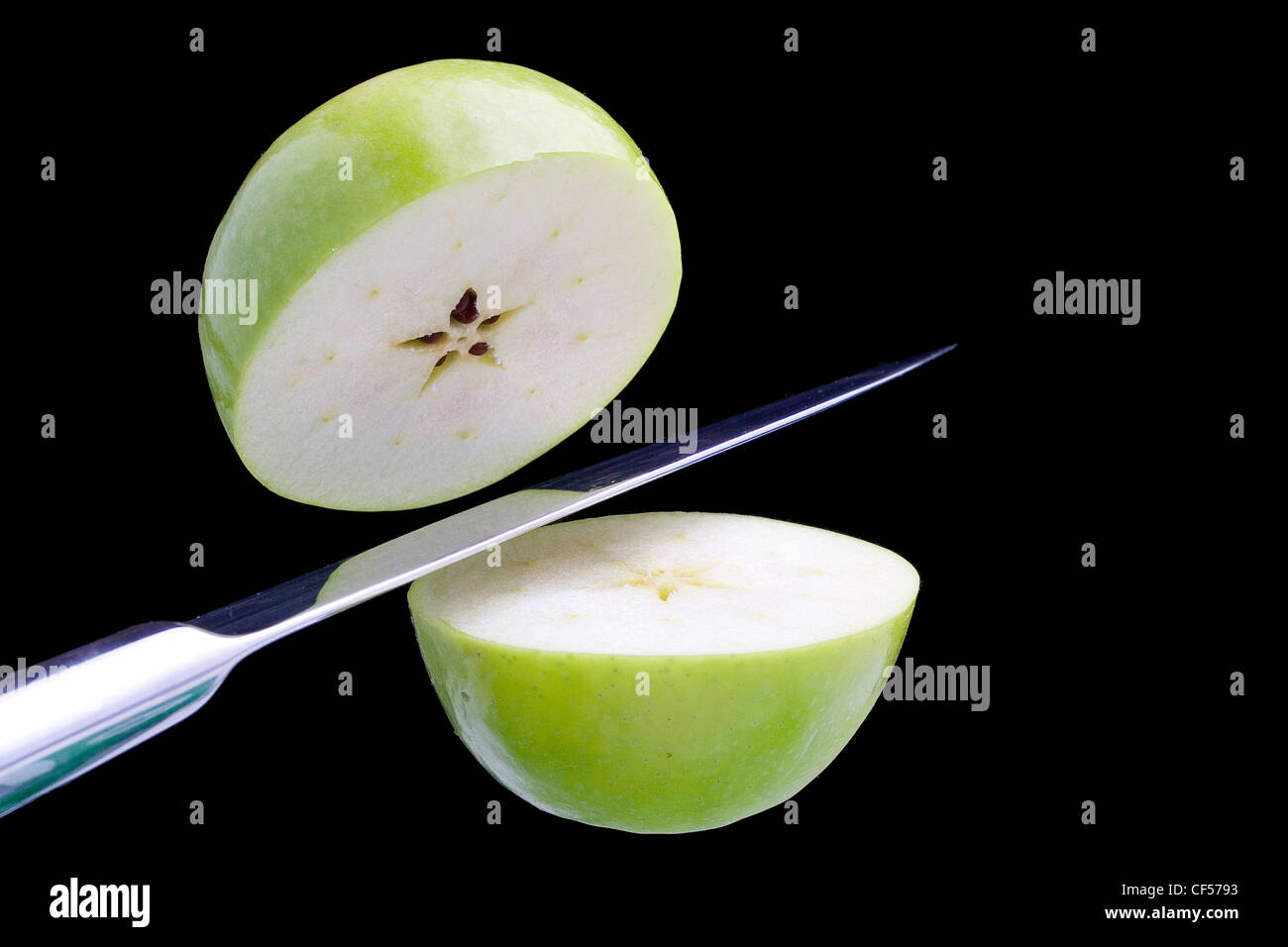 frischer grüner Apfel, isoliert auf weißem Hintergrund Stockfoto