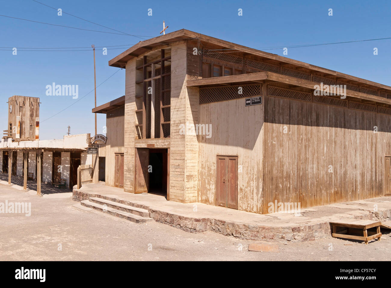 Humberstone Salpeter funktioniert (UNESCO Weltkulturerbe), Chile, alte Bergbau Geisterstadt und Fabrik (Atacama-Wüste)-Kirche im Bild Stockfoto