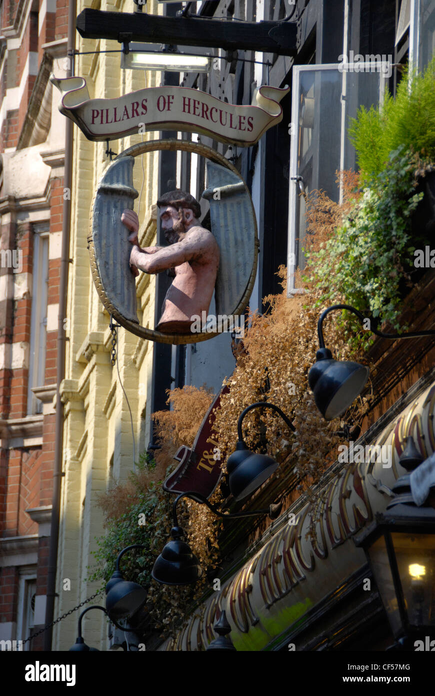 Eine hängende Zeichen für die Säulen des Herkules-Pub auf Griechisch Street. Stockfoto