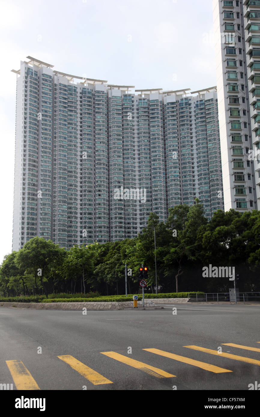 Es ist eine Bebauung in China, Hong Kong, Asien. Es ist ein Hight Wolkenkratzer für Bewohner zu leben. Straße im Vordergrund. Stockfoto