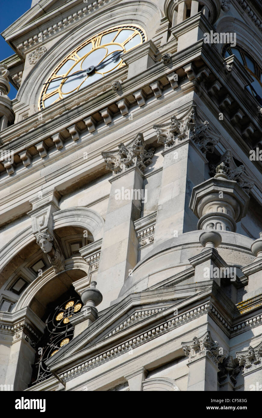 Eine Nahaufnahme von der detaillierten Architektur von Portsmouth Guildhall. Stockfoto